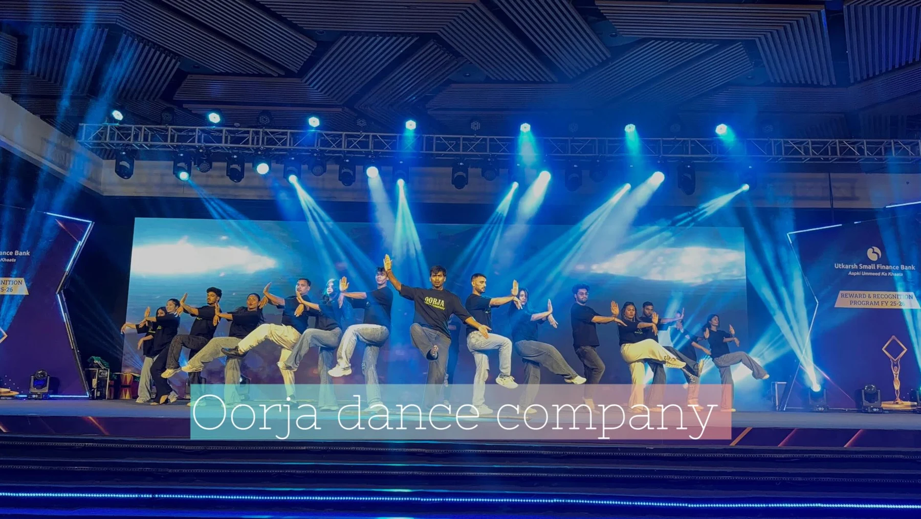 The whole stage, alive